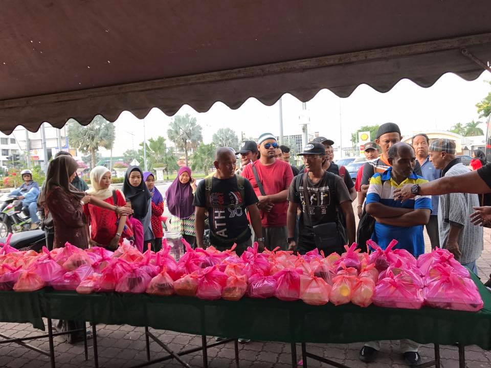 Facebook/Free Food For Ramadhan People from all walks of life pitched in.